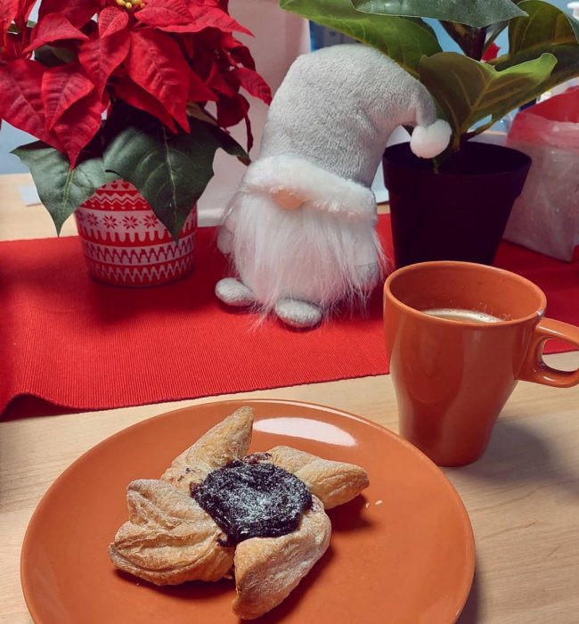 Tip tap - aatto alkaa olla ovella ja tänään nautimme torttukahvit toimipisteissä. 🎅🏻 ☕ VSP:n väki toivottaa rauhallist...