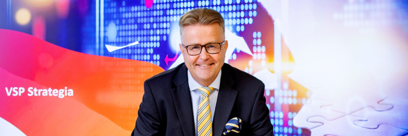 VSP:n toimitusjohtaja Simo Rosendahl, taustalla näkyy heijastettuna VSP:n strategian kansikuva.
