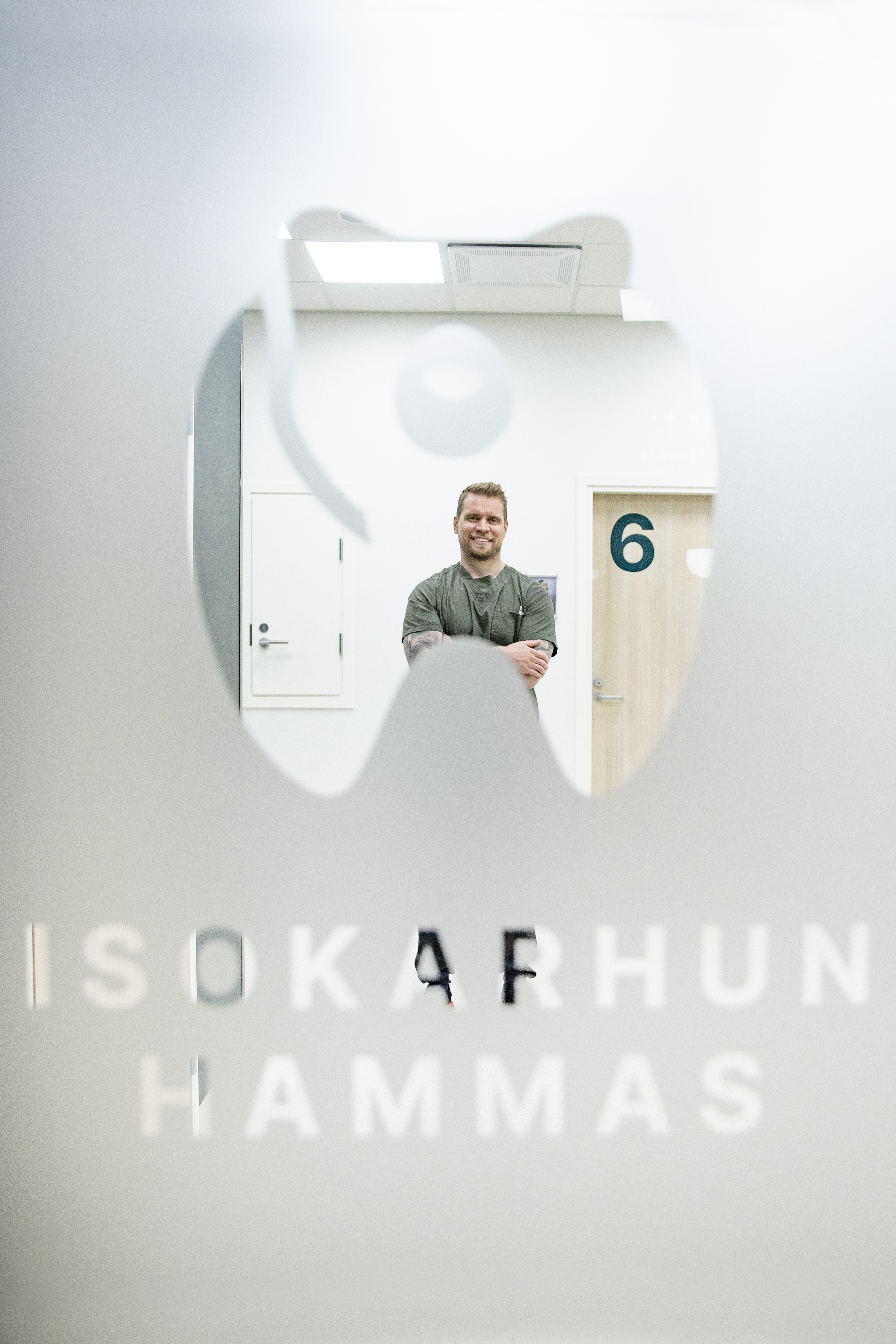 Eero-Matias Saviluoto. Etualalla näkyy IsoKarhun Hampaan logo.